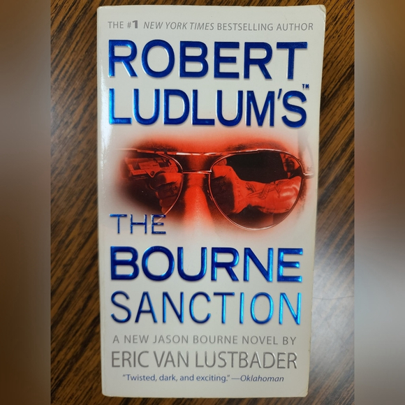 Robert Ludlum Paperback Set: Bourne Sanction & Bourne Betrayal - Picture 2 of 5